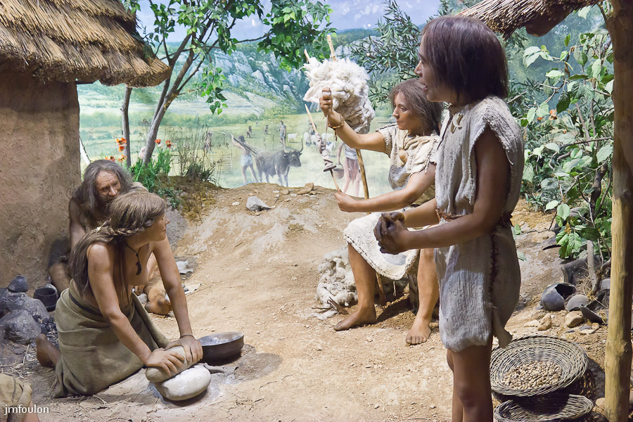 musee-039-2.jpg - Scène de la vie quotidienne dans un village au Néolithique
