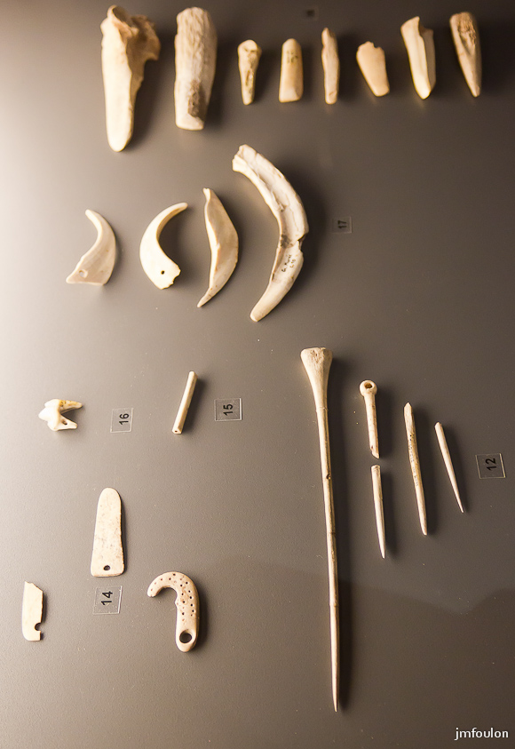 musee-043-2.jpg - Divers outils en os dont des pièces à chas