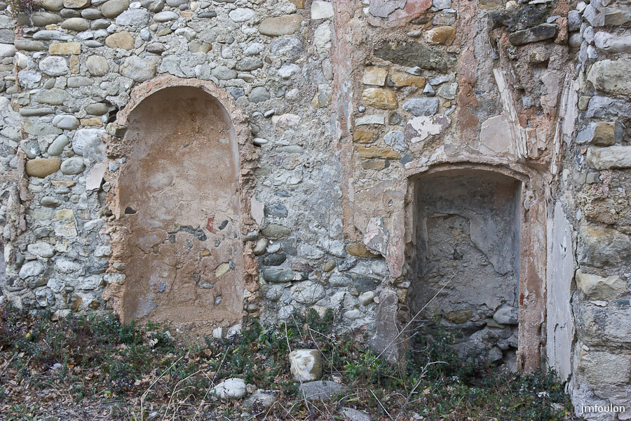 eglise-st-clement-017-2.jpg - Salignac -  Eglise Saint Clément  - Niches et vestiges de gypseries dans l'angle droit