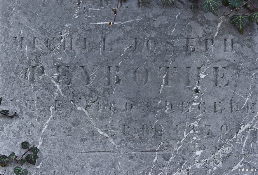 eglise-st-clement-027-2.jpg - Salignac -  Eglise Saint Clément  - Inscription sur une pierre tombale de 1870