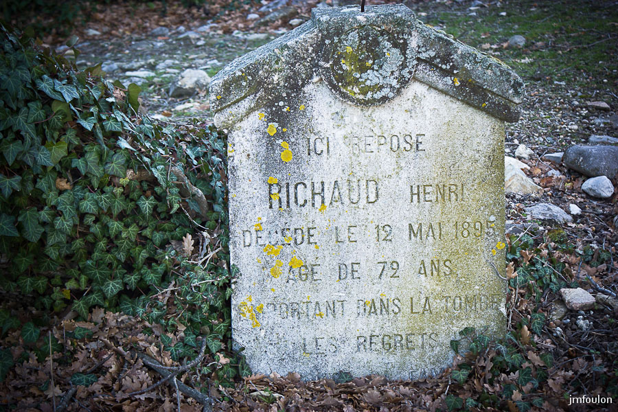 eglise-st-clement-028-2.jpg - Salignac -  Eglise Saint Clément  - Pierre tombale