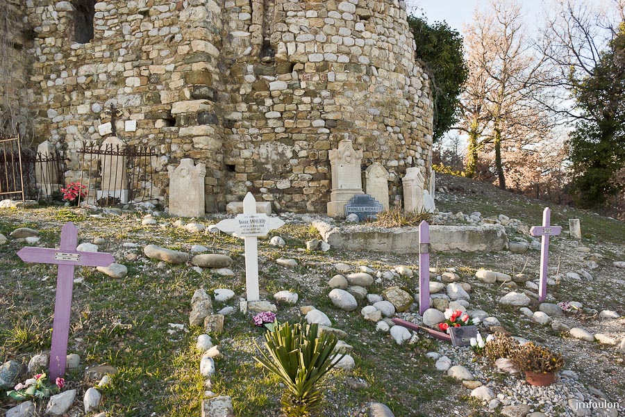 eglise-st-clement-031-2.jpg - Salignac -  Eglise Saint Clément  - Autre vue du cimetière