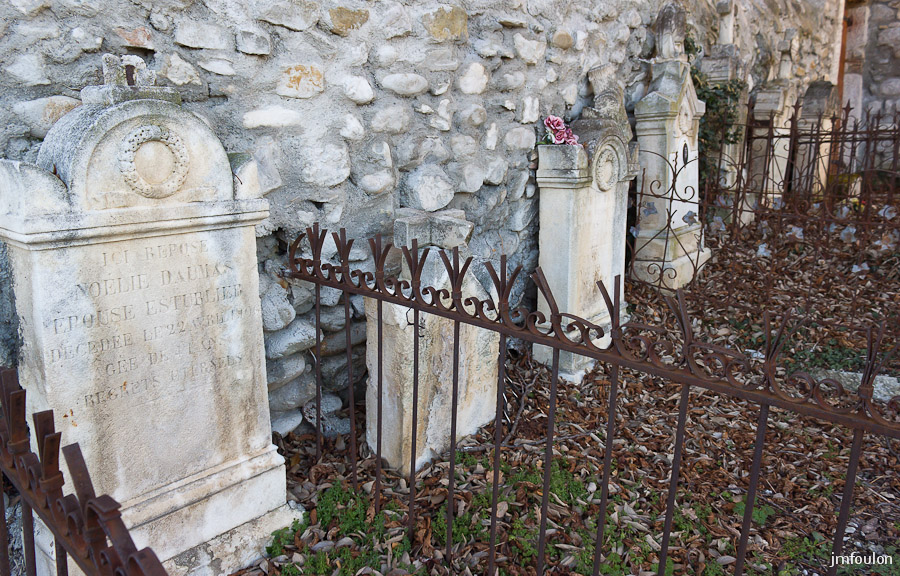 eglise-st-clement-035-2.jpg - Salignac -  Eglise Saint Clément  - Autre vue du cimetière