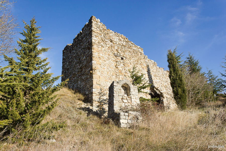 vx-salignac-014.jpg - Une autre ruine au Nord/Ouest du vieux village.Devant se trouve une sorte d'oratoire