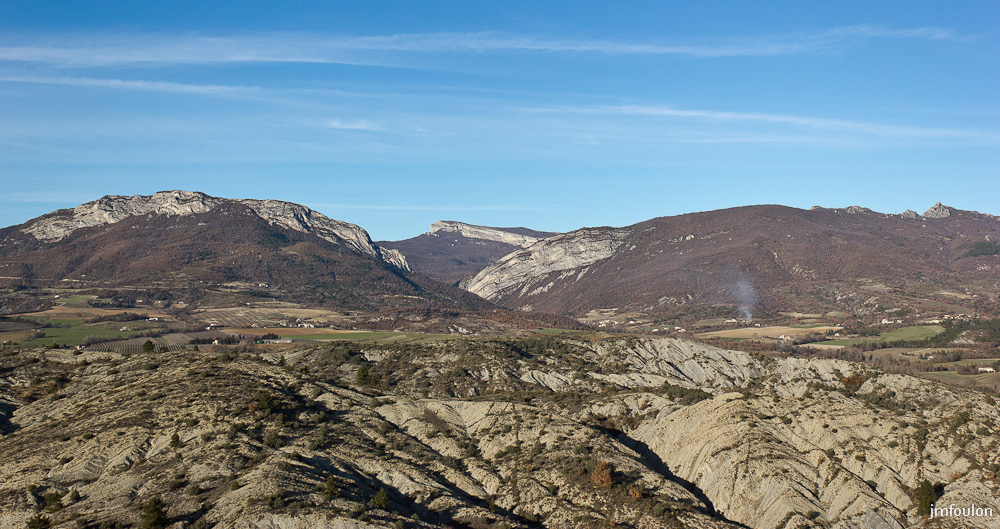 vx-salignac-024.jpg - Autre vue vers le Nord. Au centre, la clue d'Entrepierres et à sa droite la montagne dite des Rochers de St Michel (1246 m)
