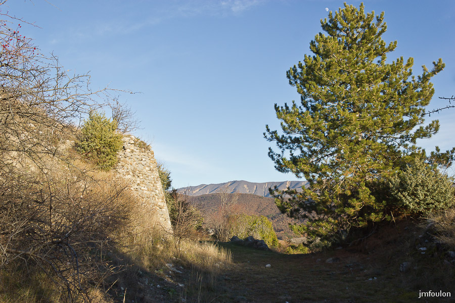 vx-salignac-030.jpg - A gauche, les seuls vestiges du château qui protègeaient le village au moyen-âge