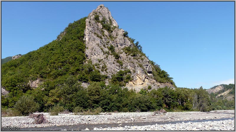 sasse-chateau-18web.jpg - Vue sur le dernier rocher de Hongrie érodé par le Sasse