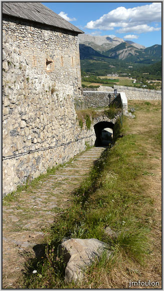 citadelle-09web.jpg - Entrée du fort vue de l'intérieur de celui-ci. A gauche, la poudrière