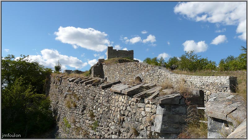 citadelle-14web.jpg - Vue sur le rempart ouest, le mur de défilement servant de parados et la Grande Tour du XII siècle