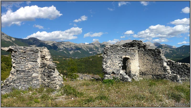 citadelle-21web.jpg - Ruines des batiments abritants la garnison du fort (autre vue)