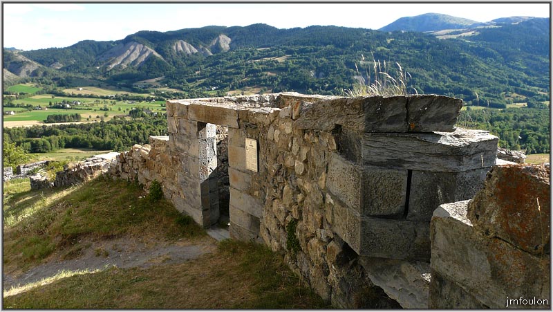 citadelle-23web.jpg - Les latrines intégrées au mur ouest de la citadelle