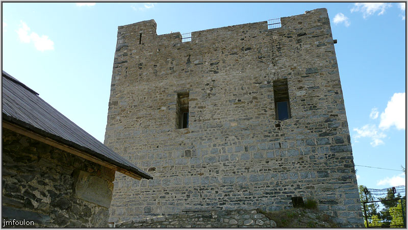 citadelle-25web.jpg - La Grande Tour du XIIème siècle dont le sommet à été transformé en plate-forme à canons par Vauban. On voit encore l'emplacement des créneaux d'origine en pierre plus foncée