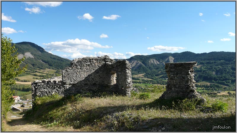 citadelle-44web.jpg - Ruines des batiments abritants la garnison du fort