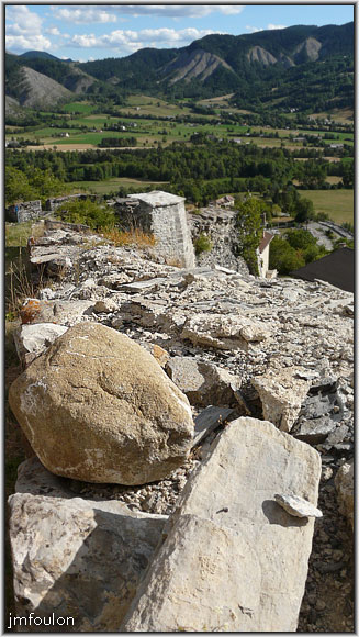 citadelle-51web.jpg - Dessus du mur d'enceinte ouest dont  les pierres de parements ont disparus