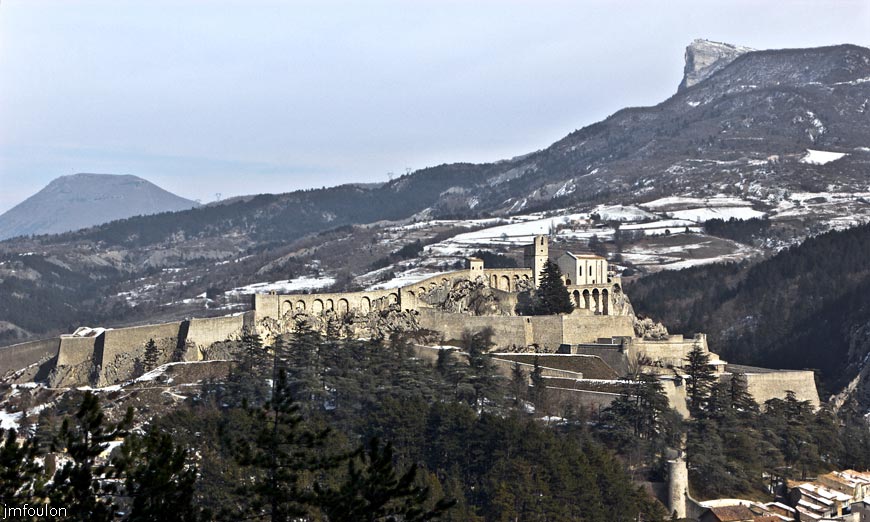 sist-du-molard-LR-06web.jpg - La Citadelle. Au loin à gauche Hongrie (1189 m) et à droite Gache (1357 m)