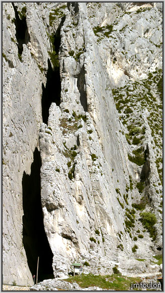 baume-14web.jpg - Sisteron - Le Rocher de la Baume. Nous allons visiter cette faille à gauche. On peut se rendre compte de l'échelle avec le poteau téléphonique de bois qui se détache dans l'ombre de la faille