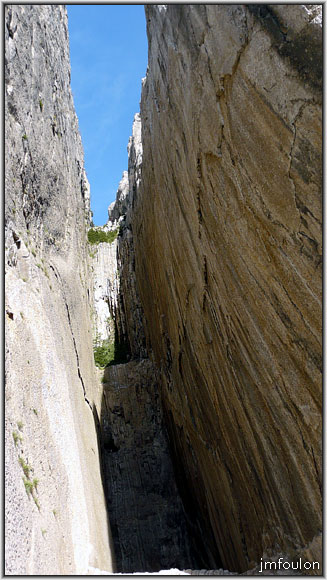 baume-16web.jpg - Sisteron - Le Rocher de la Baume - Le fond de la faille (Est). Il y a trois paliers