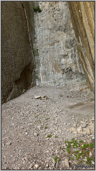 baume-18web.jpg - Sisteron - Le Rocher de la Baume - Le fond de la faille et la paroie gauche