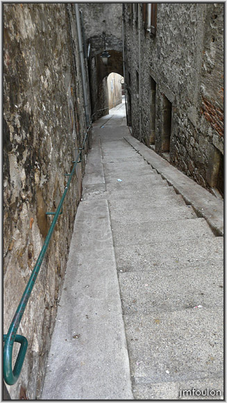longue-androne-05-2web.jpg - La longue Andrône, qui permet de descendre à Bourg Reynaud depuis la rue Mercerie que nous verrons dans la galerie "Sisteron Centre"
