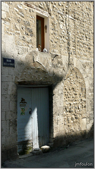 rue-b-remparts-14web.jpg - Rue Basse des Remparts - La dernière maison (XIIème) côté Durance avant de déboucher Place de la Poterne