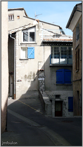 rue-chapusie-13web.jpg - Rue Chapusie - A droite accès à la rue Poterne, prolongement de la Longue Andrône qui se trouve à gauche légèrement décalée.