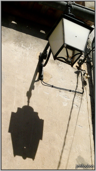 rue-poterne-08web.jpg - Rue Poterne - Eclairage public et son ombre se projetant sur une façade