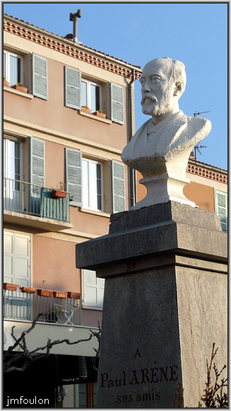av-p-arene-06web.jpg - Statue de Paul Arène, poète provençal et écrivain français (Juin 1943 - Décembre 1896) à l'entrée de la place du même nom
