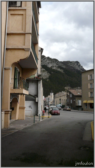 av-p-arene-08web.jpg - Vue vers l'est depuis la rue du Jalet. Au loin, la montagne de la Baume (1147 m)