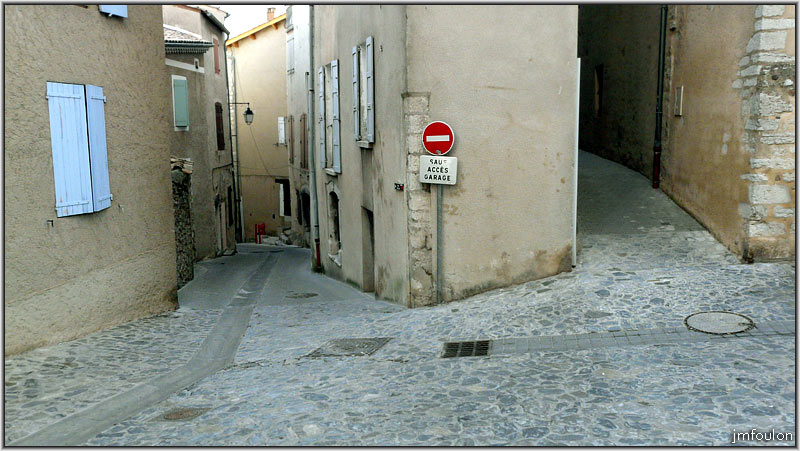 rue-deleuze-03web.jpg - A gauche la continuité de la rue Deleuze que nous allons visiter. A droite la rue Saintes Maries, qui longe le mur nord de l'ancien couvent des Visitandines (1631)
