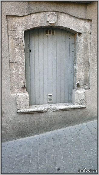 rue-deleuze-05web.jpg - Rue Deleuze - Curieuse ouverture en pierre de taille sur laquelle on trouve au centre du linteau une cartouche datée