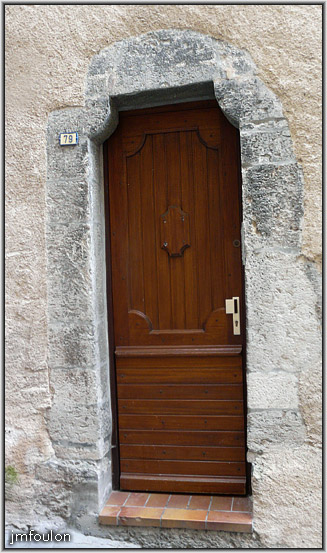 rue-deleuze-10web.jpg - Rue Deleuze - Une autre porte dont l'intérêt se trouve dans ses jambages de pierres, et surtout son linteau avec ses deux renflements latéraux