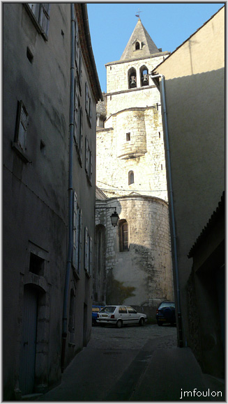 rue-deleuze-28web.jpg - Rue Deleuze - La rue débouche au nord-ouest derrière la cathédrale ND des Pommiers (XIIème)