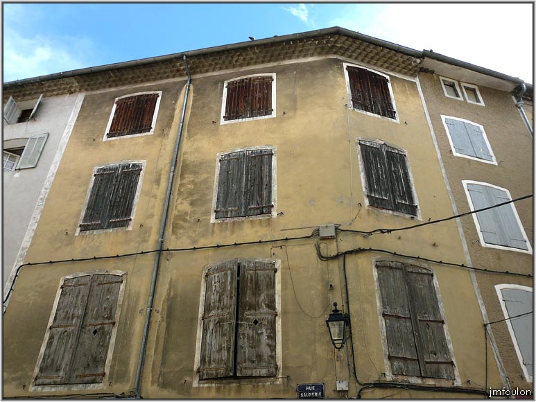 rue-droite-4coins-07web.jpg - Les Quatres Coins - La façade de l'Hotel d'Ornano, du nom de Jean Baptiste d'Ornano, Maréchal de France, né dans cette maison en juillet 1581