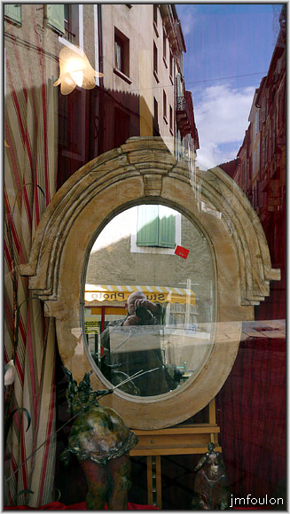 rue-droite-4coins-08web.jpg - Les Quatres Coins - Reflets et auto-portrait dans une vitrine de toute beauté. Visitons maintenant la rue Droite Basse