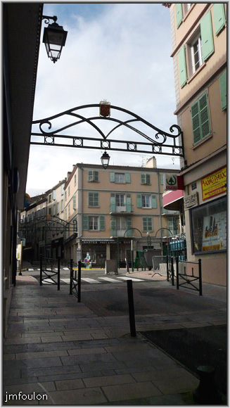 rue-droite-basse-03web.jpg - Rue Droite Basse - Vue sur la rue droite haute. Cette rue, jadis rue principale pour traverser Sisteron entre les Portes de Provence et du Dauphiné, est depuis les années 50 coupée par la RN 85 ici Avenue Paul Arène