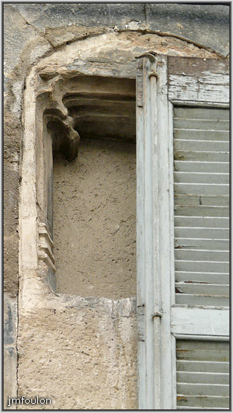 rue-droite-basse-10web.jpg - Rue Droite Basse - Détail d'une des deux niches parrallèles à la fenêtre (côté gauche)