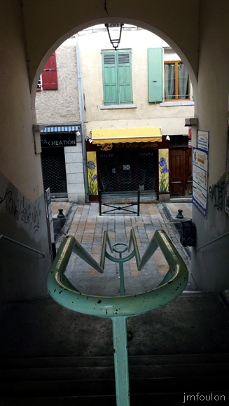 rue-droite-basse-18web.jpg - Passage entre La place Paul Arène et la rue Droite basse. Ce passage date de la reconstruction après le bombardement de la seconde guerre mondiale