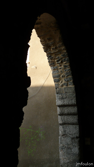 rue-glissoir-03web.jpg - Rue du Glissoir - Vue sur la partie ouest de l'arc de pierre du Glissoir depuis l'intérieur du couvert