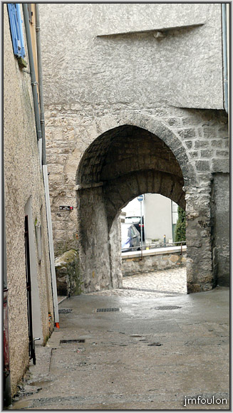 rue-glissoir-20web.jpg - Rue du Glissoir - Arrivée porte de la Nière qui fermait le quartier de Bourg Reynaud. Vous trouverez des explications sur les portes dans la partie Historique de la page "Sisteron et Alentours" ici , sur mon site