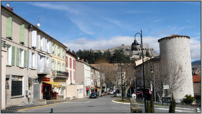 rue-provence-05web.jpg - Vue sur la rue de Provence depuis l'Avenue Jean Moulin, route qui mène sur le plateau du Thor et la vallée du Jabron. A droite la Tour des Gents d'Arme (XIIIème). Les remparts sud et Est se trouvaient de part et d'autre de cette tour