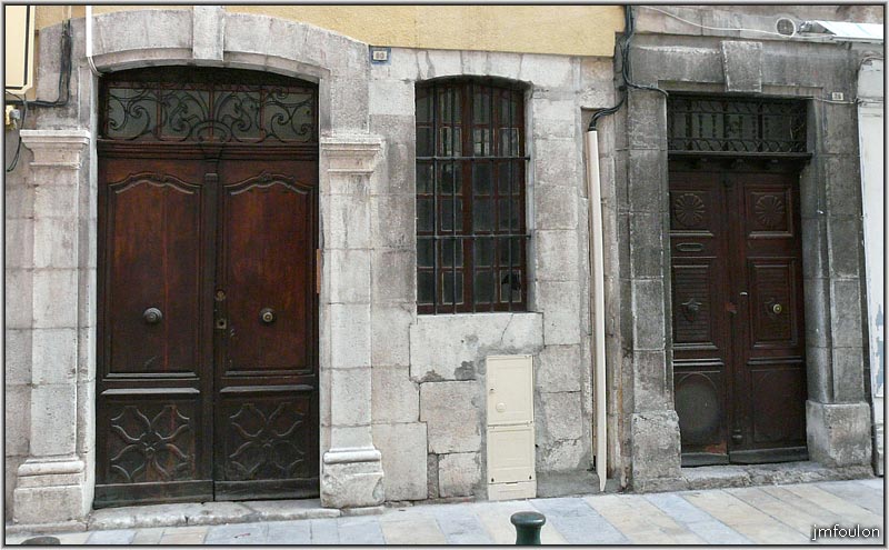 rue-saunerie-13web.jpg - Rue Saunerie - Ensemble de portes avec une fenêtre centrale
