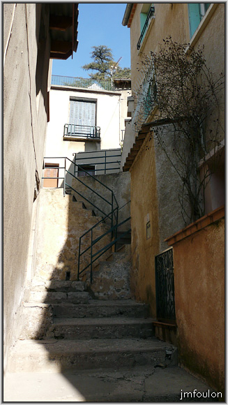 rue-du-four-03web.jpg - La Coste - Rue du four. En haut de l'escalier se trouve la rue Notre Dame que nous visiterons un peu plus loin dans cette galerie