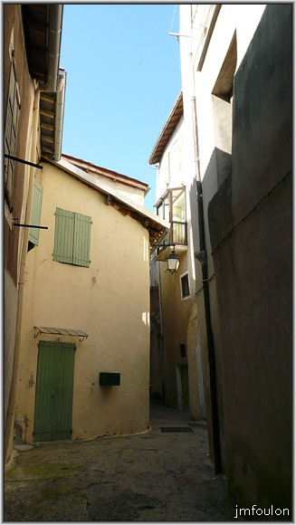 rue-pardenriere-06web.jpg - La Coste - Rue de Pardenrière. Nous allons entrer dans la partie étroite de la ruelle