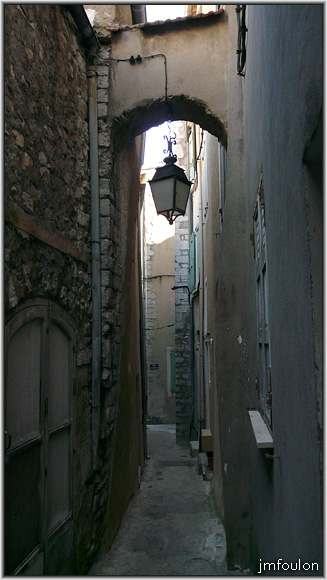 rue-pardenriere-08web.jpg - La Coste - Rue de Pardenrière.  La partie étroite dotée d'arc entre les façades nord et sud (autre vue)