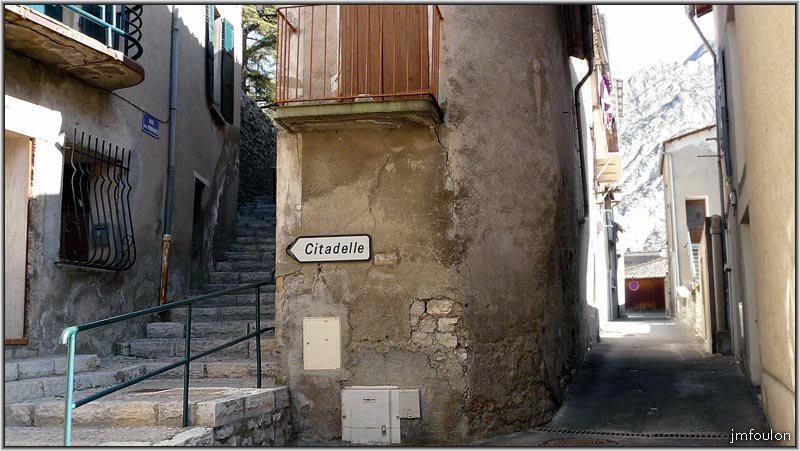 rue-poterie-16web.jpg - La Coste - Rue Poterie. A gauche la rue des remparts, traverse qui rejoint le haut de la rue Poterie au pied de la Citadelle