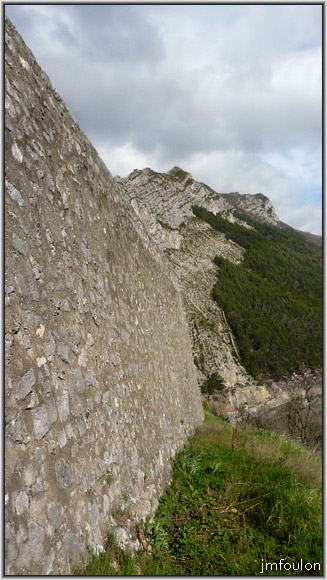 citadelle-ext-11web.jpg - Citadelle Extérieur Sud - Mur de l'esplanade - Partie Est. En prolongement au loin, la Montagne de la Baume (1147 m)