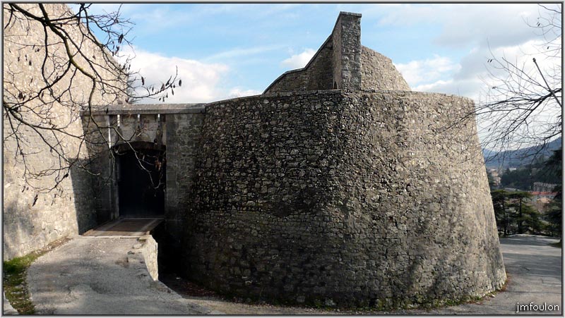 citadelle-ext-12web.jpg - Citadelle Extérieur Ouest - La porte charetière du bastion du Roy. A droite en haut la partie nord de la contrescarpe ouest de ce bastion (voir Citadelle de Sisteron - Galerie N°2 - Les enceintes sud - Photos 23 à 31)