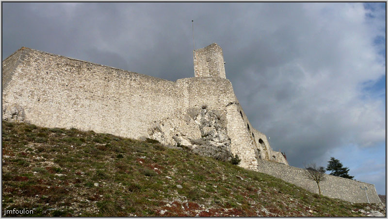 citadelle-ext-17web.jpg - Citadelle Extérieur Ouest - De gauche à droite. Le mur sud-ouest du bastion du Buech, le chemin de ronde et le mur ouest du bastion du Roy