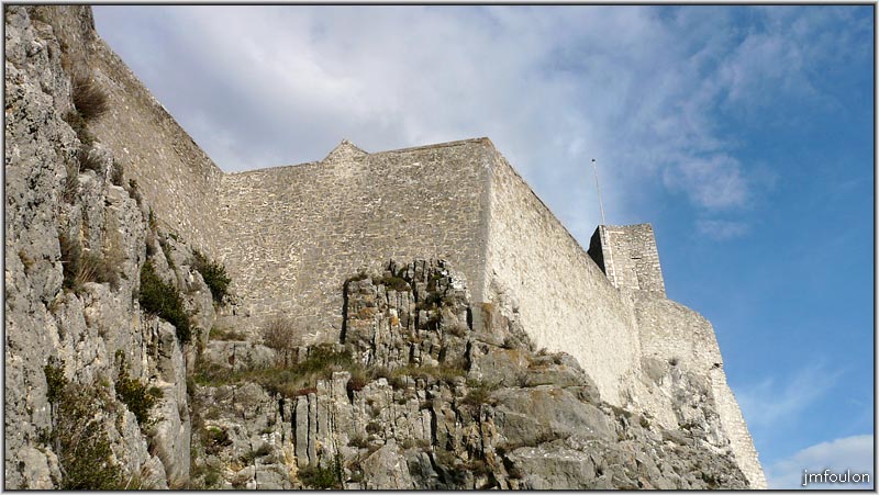 citadelle-ext-21web.jpg - Citadelle Extérieur Ouest - Autre vue sur les murailles sud-ouest du bastion du Buech