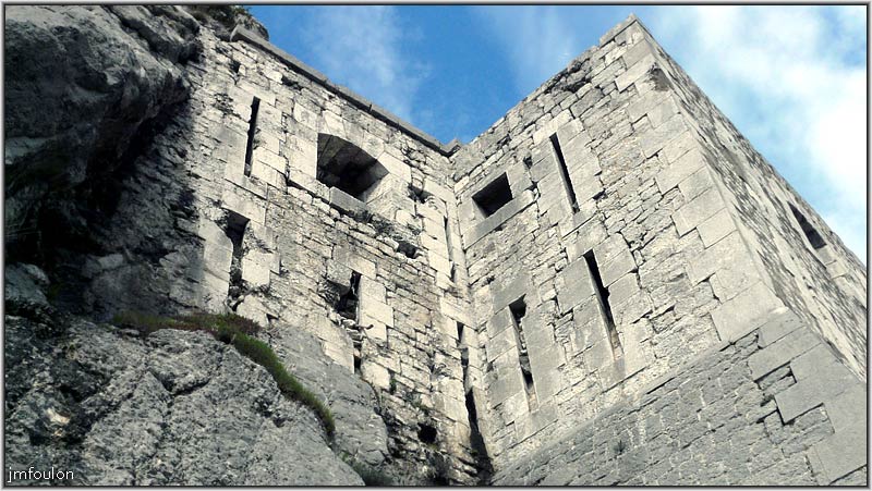 citadelle-ext-58web.jpg - Citadelle Extérieur Est - Petit bastion qui protégeait l'accès à l'escalier souterrain de la citadelle. Il était accolé à la porte du Dauphiné. (Voir  Citadelle de Sisteron - galerie N°6 -  Escalier souterrain)